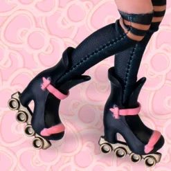 FAMOSA Sanrio Colección|Muñecas-Hello Kitty Muñeca Golden Diva Roller